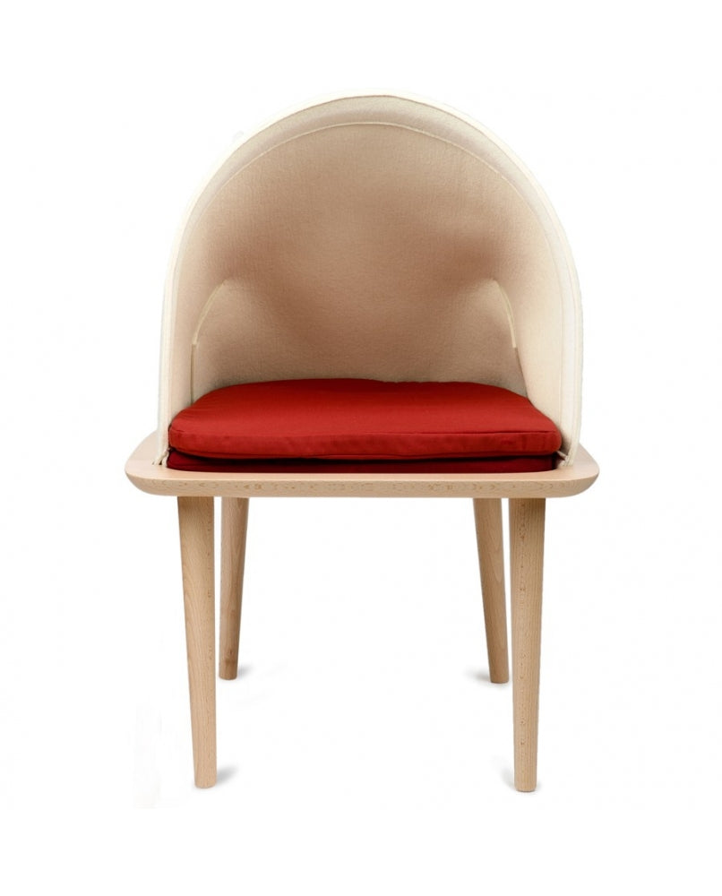 Een warm bed, gemaakt van massief hout en 100% wolvilt, maar ook een observatiepost waar onze katten in alle discretie kunnen kijken naar de wereld om hen heen. Onze katten verdienen het beste, vooral als het om beddengoed gaat. Om het beste te bieden doet Meyou Paris geen enkele concessie. Met dit in gedachten hebben ze de deze Kattenmand ontworpen. Een echte uitblinker in elk aspect van comfort en stijl tot luxe en kwaliteit.