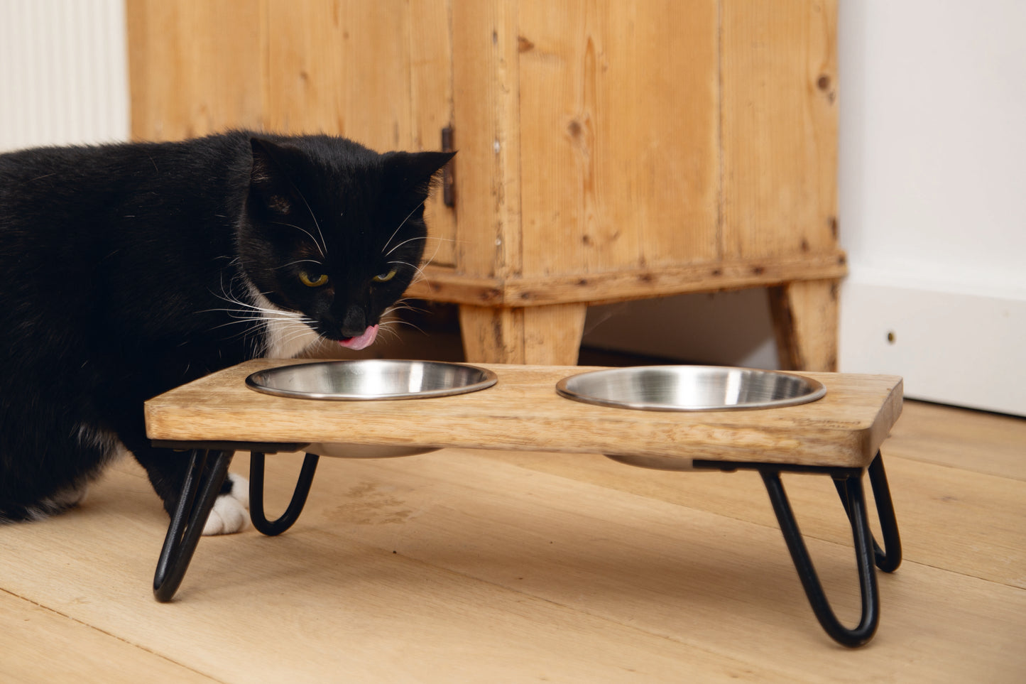 mango houten voerbak met 2 rvs bakjes voor water en voer met vier industrieel zwart stalen pootjes