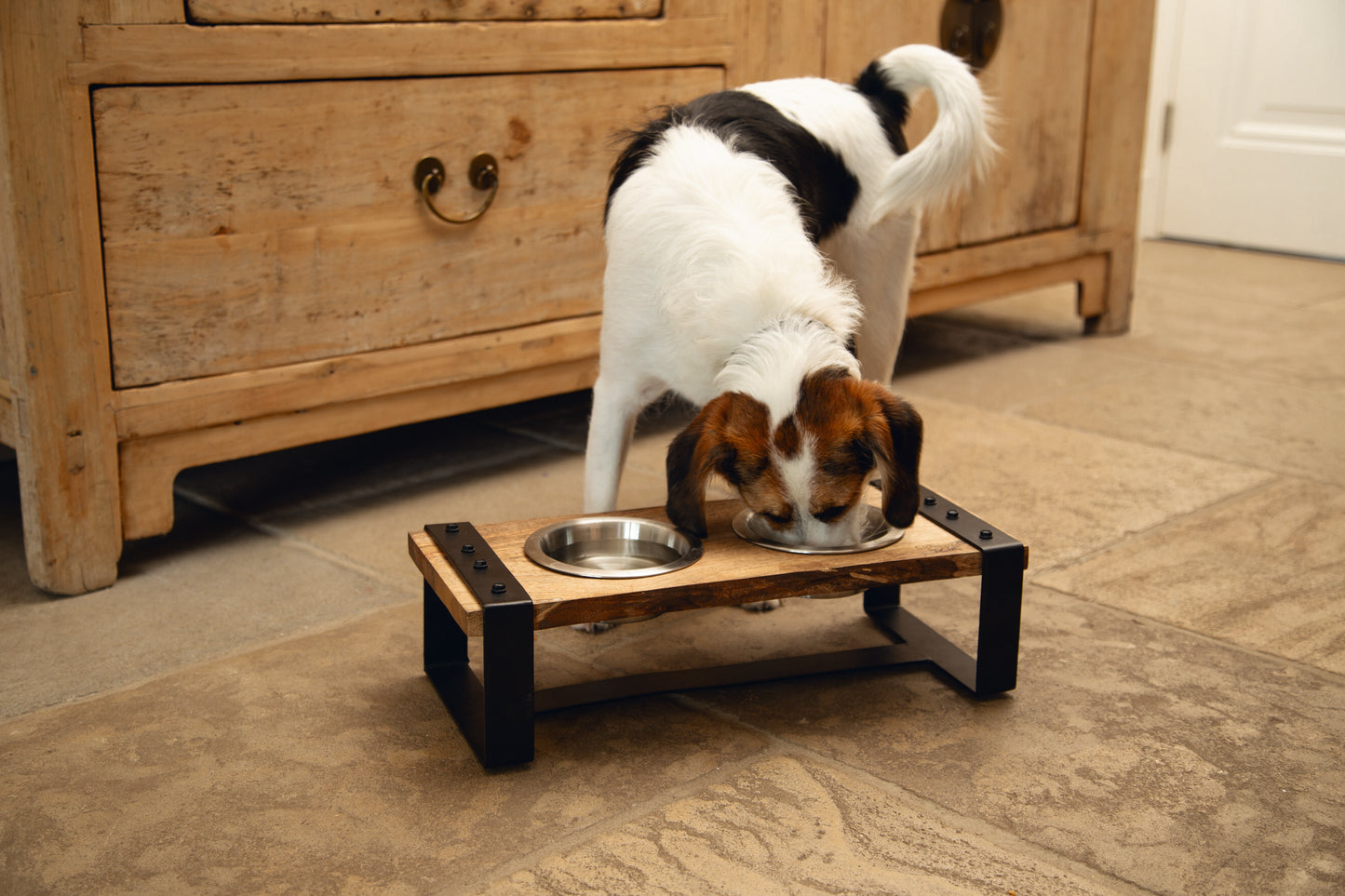 Deze Karinto Houten voerbak van Designed By Lotte voor de hond is een ware eyecatcher in jouw woning. De voerbak is gemaakt van het populaire mango hout. Het metalen frame zorgt voor een stoere uitstraling. Deze voerbak past helemaal in de industriële woontrend. De unieke bak wordt geleverd inclusief twee roestvrijstalen bakjes.