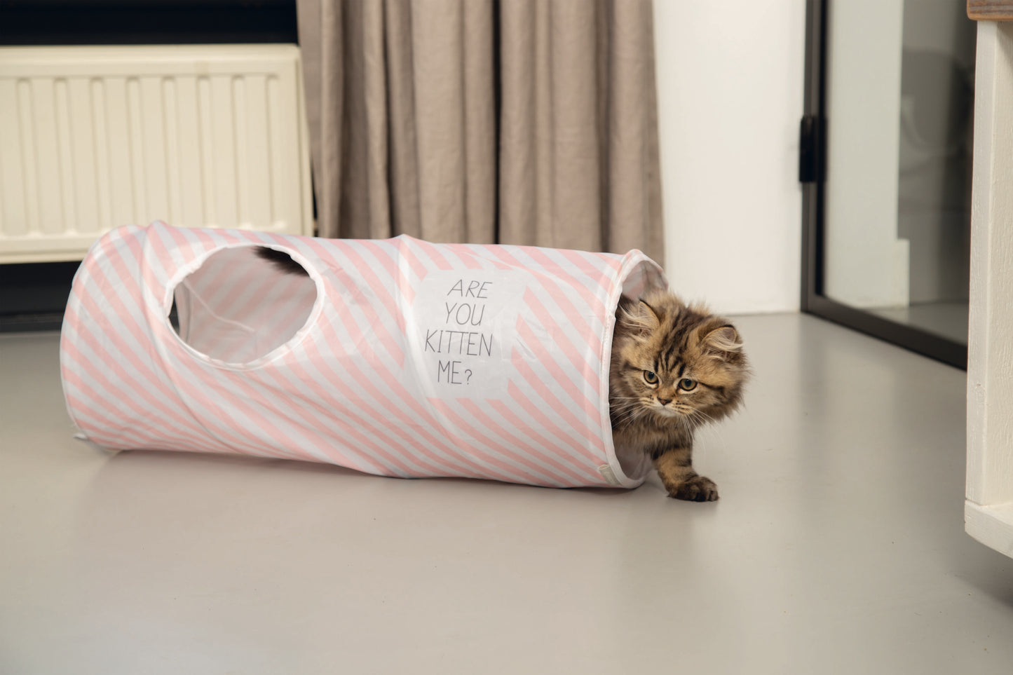 De Beeztees Kittentunnel kan worden gebruikt om er lekker in te spelen. Bovendien kan het knisperende geluid ervoor zorgen dat jouw kitten nog actiever wordt. Tunnels kunnen worden gemaakt van verschillende materialen, zodat er altijd een goede tunnel voor jouw kitten bij is. Deze tunnel is voorzien van een leuk motief en een leuke tekst, zodat het er ook nog eens heel gezellig uitziet in huis.