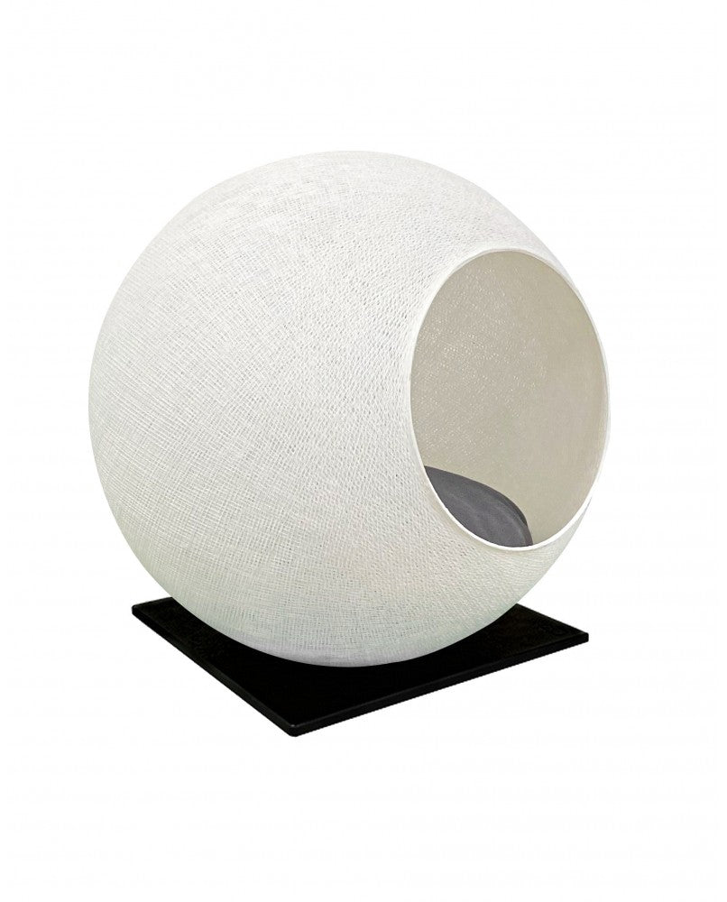 Met zijn strakke en elegante design past de SQUARE perfect bij moderne en eigentijdse stijlen. Het kan echter ook harmonieus worden geïntegreerd in Scandinavische en traditionele stijlen. De SQUARE is verkrijgbaar in verschillende kleuren voor een unieke en originele personalisatie die het beste in het interieur past.