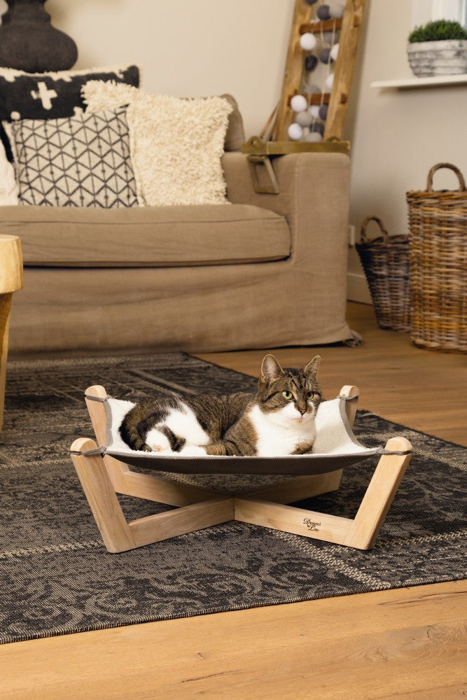 Deze leuke Designed by Lotte Gaia Hangmat op houten poten geeft jouw kat de gelegenheid om even helemaal tot rust te komen.