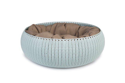 Het Cozy Pet Bed van Curver is het lekkerste bed voor jouw kat. Deze kattenmand is geschikt voor katten, maar ook kleine honden kunnen hier heerlijk in slapen. Dit Pet Bed, gemaakt van hoogwaardig kunststof, heeft een gebreide uitstraling. Hierdoor is het niet alleen een heerlijk bed voor jouw geliefde viervoeter, maar is het ook nog een echte aanwinst voor ieder interieur.