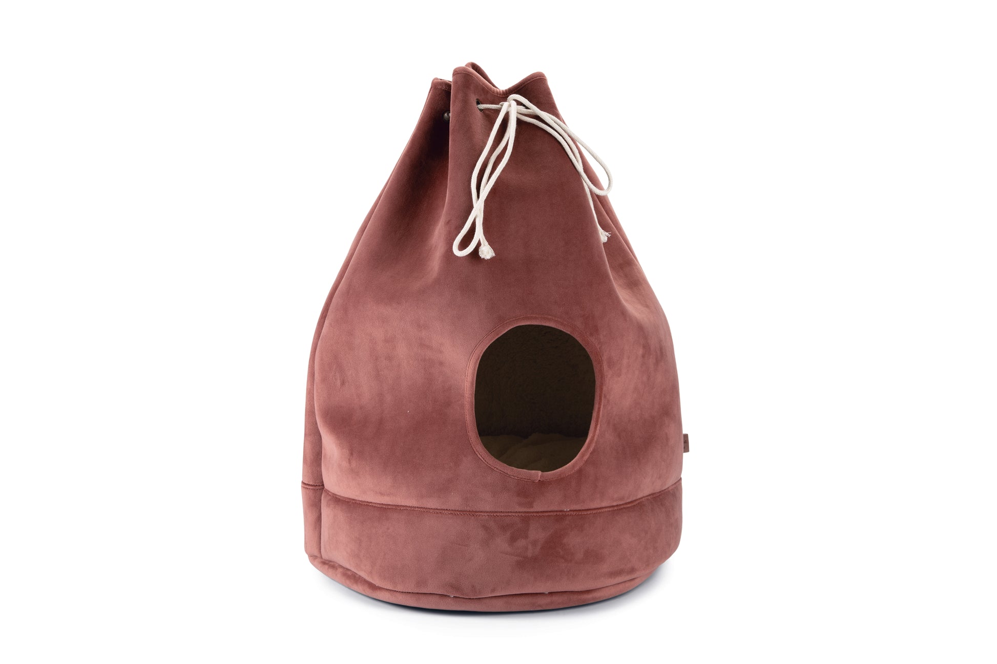 Bij dit prachtige roze Vilar kattenhuis van het topmerk Designed by Lotte is dit zeker het geval. Dit kattenhuisje doet je misschien denken aan een tas, die je aan de bovenkant dicht maakt met een touwtje. Door het gat aan de voorkant kan jouw kat zijn huisje eenvoudig betreden. Het lekkere kussentje in het huisje, zorgt ervoor dat jouw kat hier heerlijk in kan leggen.