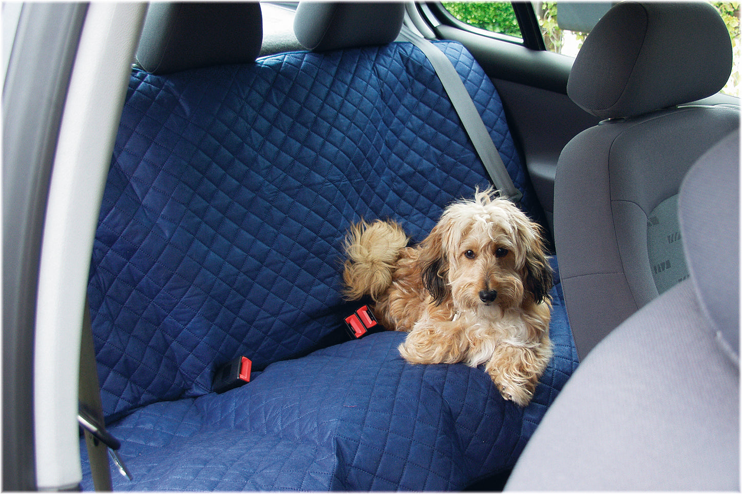 Dit nylon hondendeken is gemakkelijk mee te nemen in de auto en kan worden gebruikt op de achterbank. Het deken heeft elastische bandjes om het eenvoudig op de achterbank te kunnen bevestigen. Bovendien heeft het deken gaten waar de veiligheidsriemen doorheen kunnen. Met dit deken ligt jouw hond comfortabel op de achterbank!