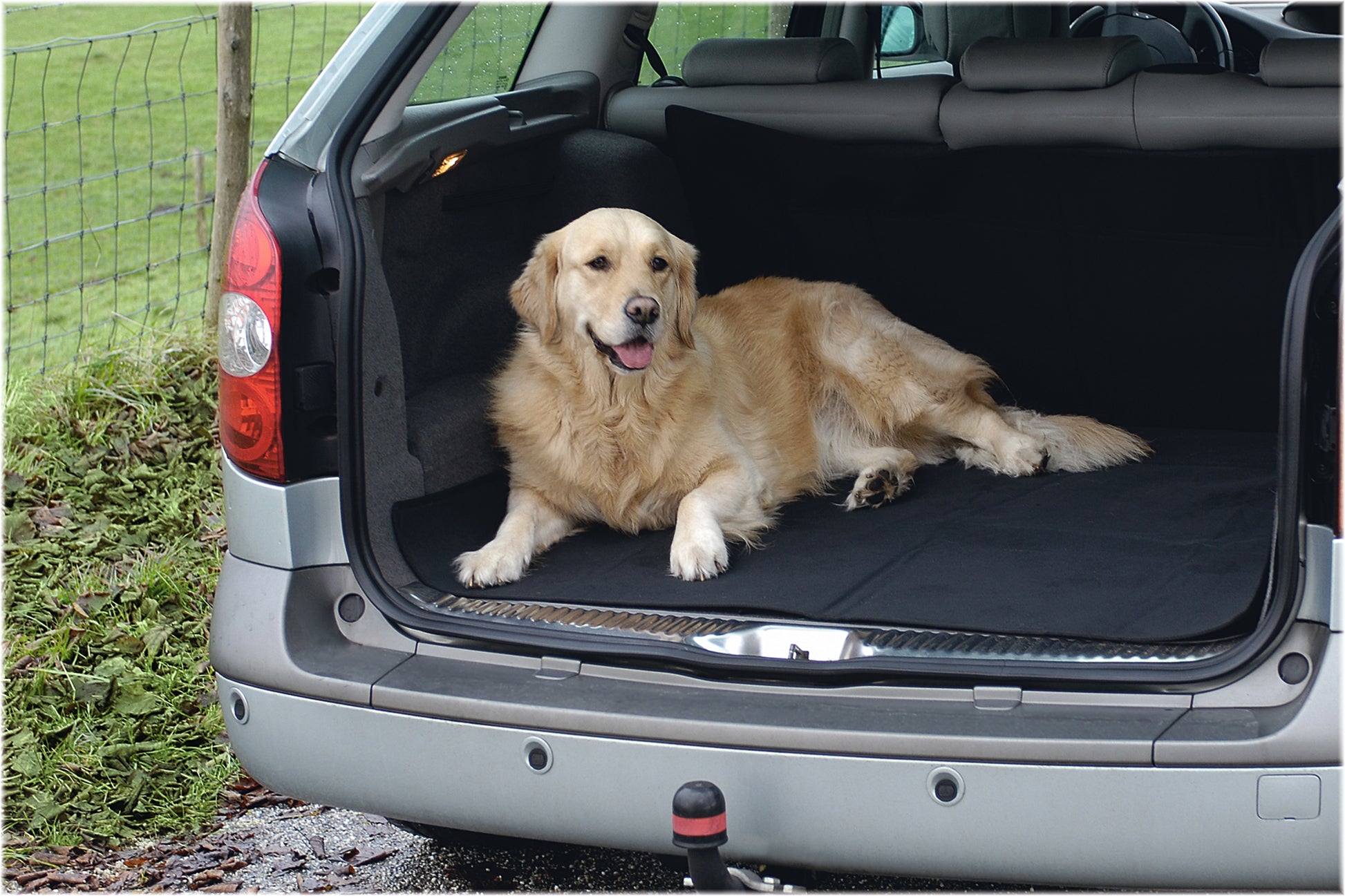 Neem jij jouw hond graag mee in de achterbak van de auto, maar heb je geen zin in al die viezigheid? Dan biedt de Beeztees Break Deluxe Beschermhoes een uitkomst. De hoes leg je eenvoudig in de kofferbak en zal jouw kofferbak beschermen van viezigheid, na bijvoorbeeld een zwempartij van jouw hond. Simpel en effectief.