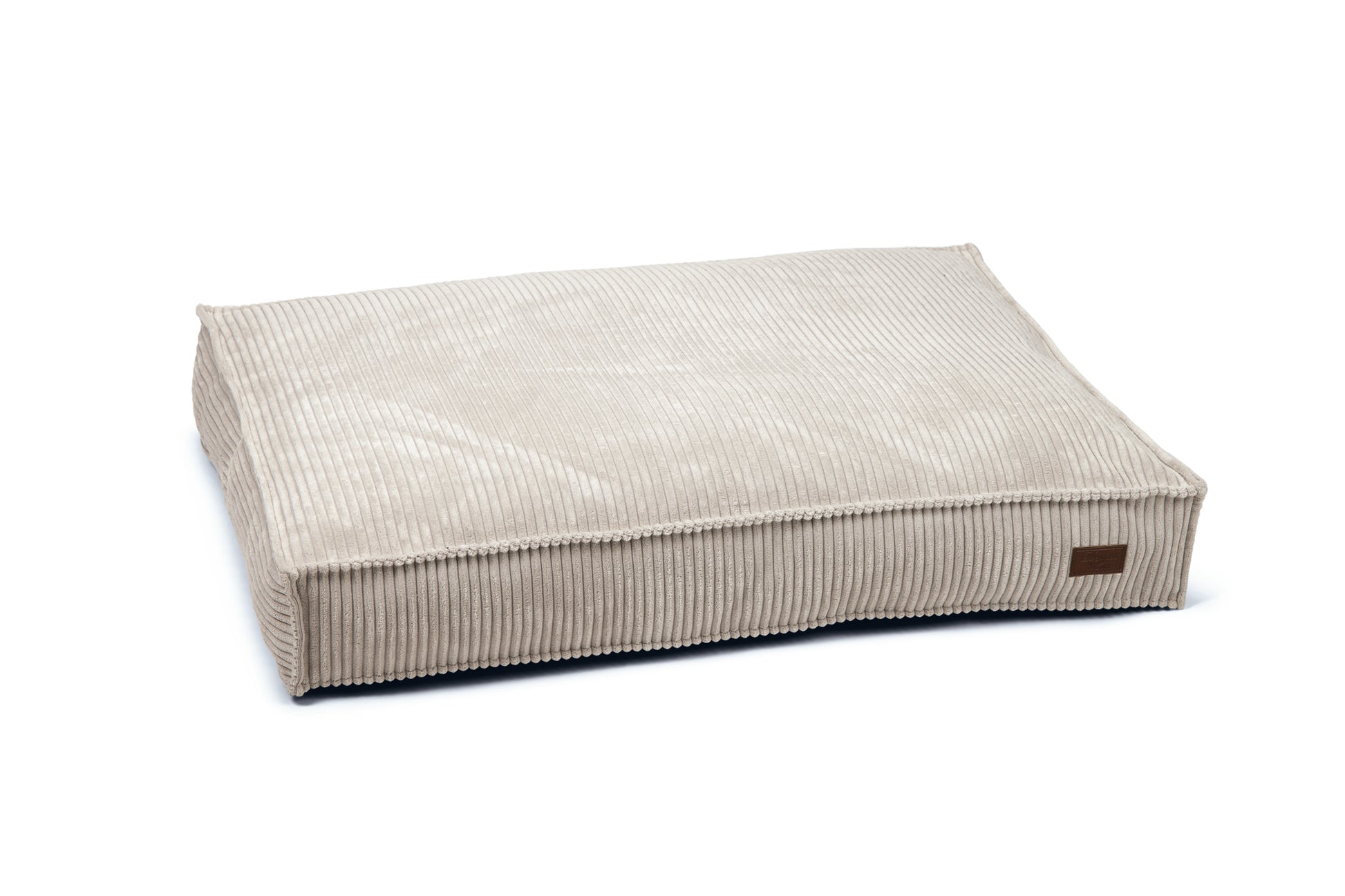 Dat velvet enorm populair is, daar zijn we intussen achter gekomen, maar dit nieuwe ribbed ligkussens van Designed by Lotte worden de volgende trend. Deze super mooie kussens zijn te herkennen aan de geribbelde stof. De stof is superzacht, wat ervoor zorgt dat het kussen extra lekker ligt voor de hond. Bovendien zijn de kussens gevuld met vlokkenvulling, zodat het kussen goed in zijn vorm blijft. De kussens zijn verkrijgbaar in drie prachtige kleuren, die mooi staan in ieder interieur!